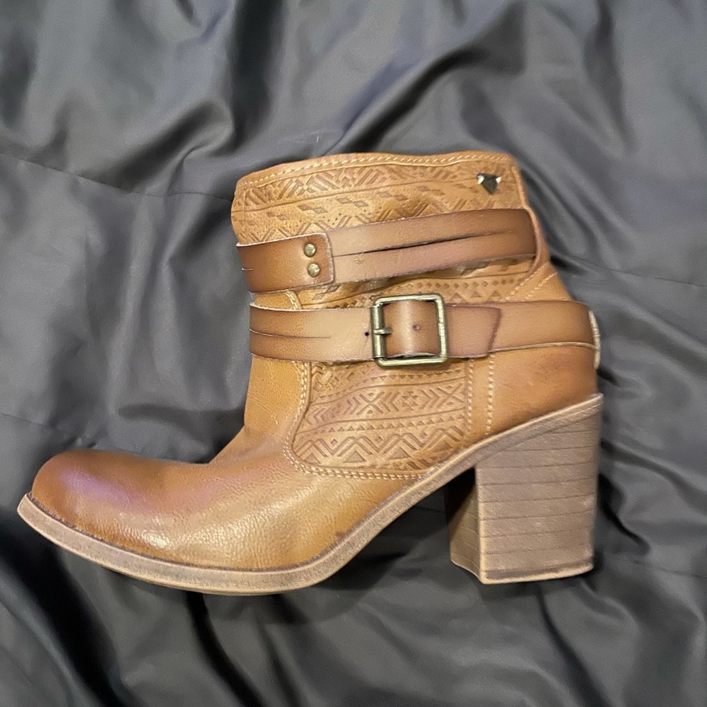 LIKE NEW Size 7 ROXY Tan Leather Booties